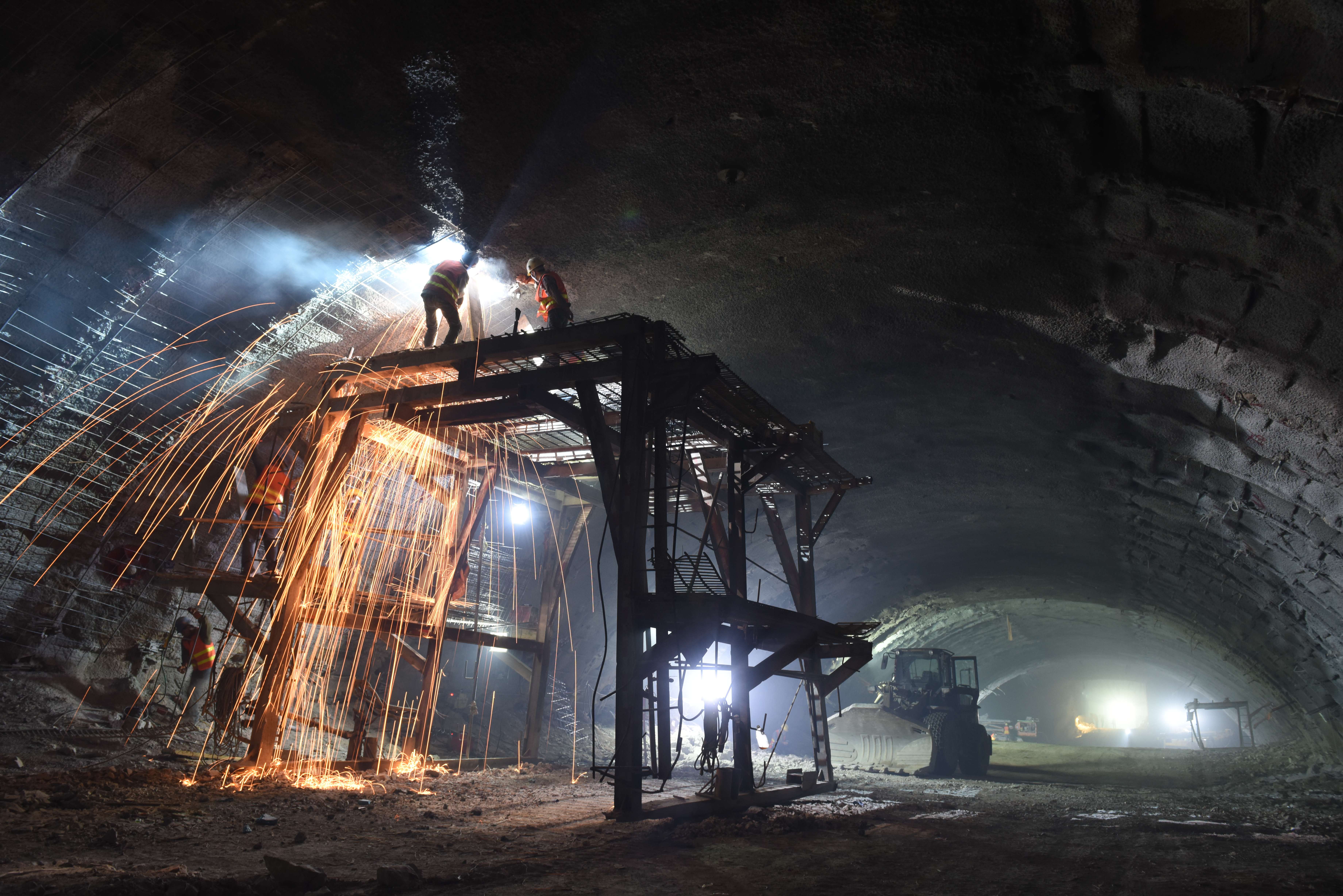 京張高鐵建設(shè)中大斷面、大垮段錨索施工（圖片來源：中國中鐵）.jpg
